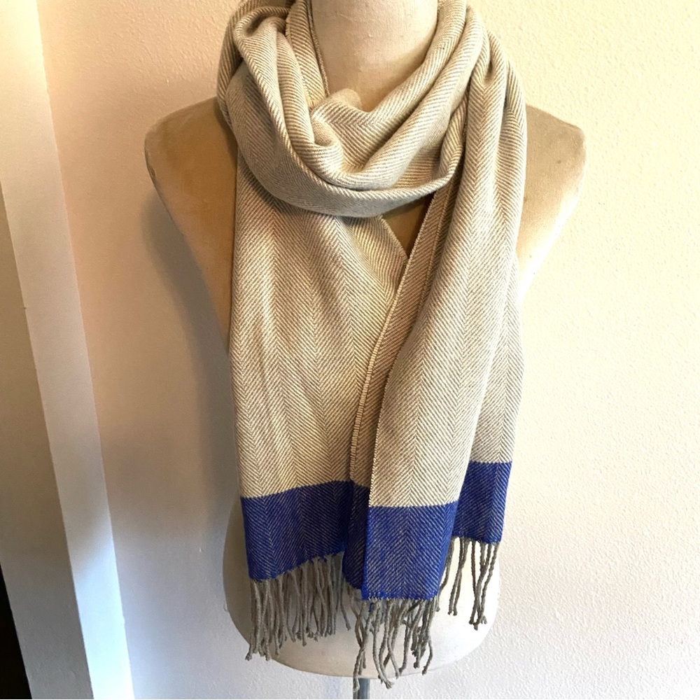 Banana Republic scarf tan and blue subtle herringbone pattern, cotton blend